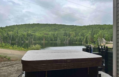 Mauricie House | Waterside Retreat with Spa and Billiards Awaiting You
