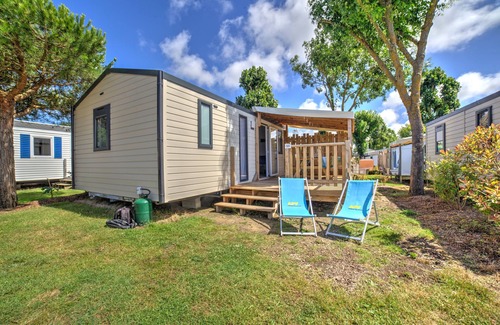 Domino House | Seaside Retreat: Mobile Home with Pool and Ocean View