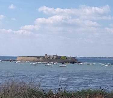 Le Fort Bloque House | Beautiful Bord de Mer: Family & Pet-Friendly Retreat