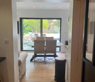 Sausset-les-Pins Apartment | Seaside Escape with Pool and Ocean Views – 4-Star Stay