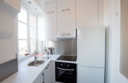 Saint-Michel Apartment | Historic Bordeaux Center: Terrace, Spa & Guest Rated 9.4