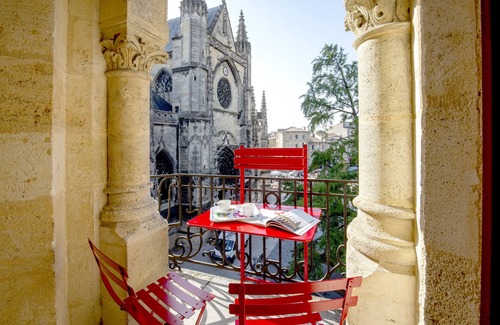 Saint-Michel Apartment | Historic Bordeaux Center: Terrace, Spa & Guest Rated 9.4