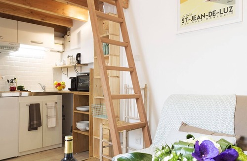 Le Bouscat Apartment | Stylish Bordeaux Studio with Terrace, Jacuzzi & Ocean View