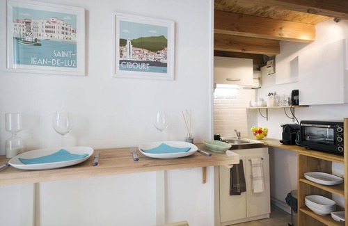Le Bouscat Apartment | Stylish Bordeaux Studio with Terrace, Jacuzzi & Ocean View