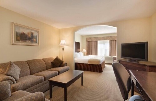 Lloydminster Hotel | Family-Friendly Border Inn and Suites with Pool & Dining
