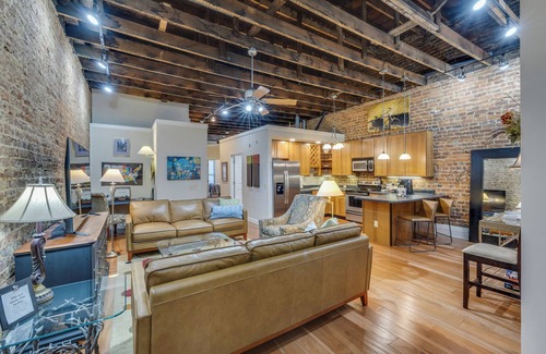 Bristol Apartment | Top Guest Rated Bordertown Loft: King Bed & Walkable Fun