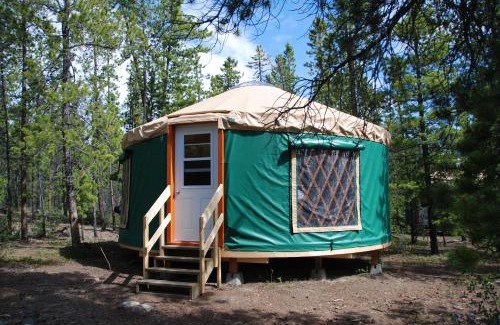 Mount Lorne Cabin | Discover Boreale Ranch: 4-Star Spa Retreat with Hot Tub