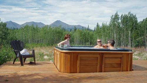 Mount Lorne Cabin | Discover Boreale Ranch: 4-Star Spa Retreat with Hot Tub