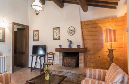 Todi Apartment | Stylish Borges Borgo Bianchini Apartment with Kitchen Access