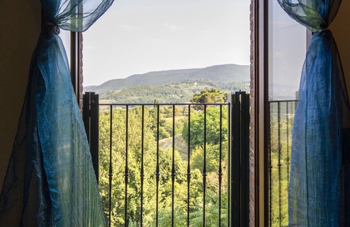 Montepulciano House | Historic Borgo Buio Town House with Spa & Hot Tub Access