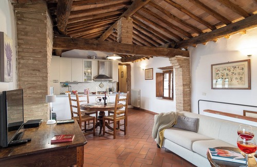 Simignano House | Explore Borgo dei Fondi: Guest Rated 9.6, Pet Friendly Stay