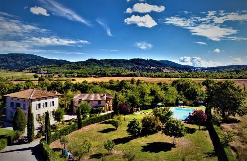 Casole d'Elsa House | Cozy Borgo Il Villino: Family-Friendly with Ocean Views