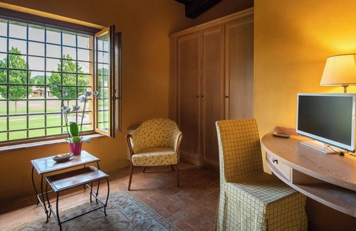 Castelraimondo Hotel | Relaxing Borgo Lanciano Relais Benessere: Spa & Pool Retreat