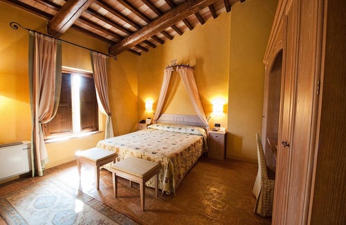 Castelraimondo Hotel | Relaxing Borgo Lanciano Relais Benessere: Spa & Pool Retreat