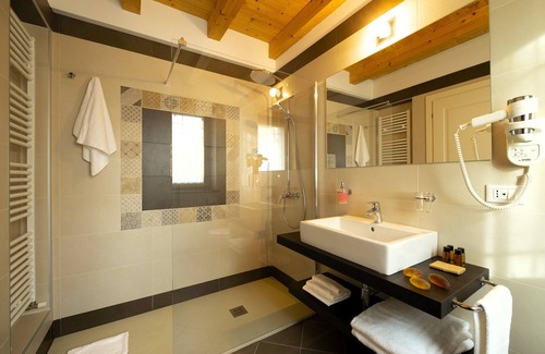 Cavaion Veronese Hotel | Escape to Borgo Romantico Relais: Top-Rated Ocean View Retreat