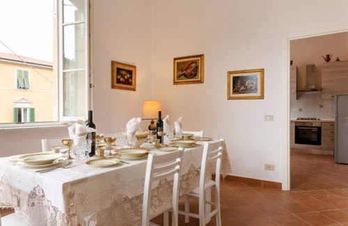 Pisa City Centre Apartment | Comfort Meets Convenience at Borgo Stretto Roomy Apartment