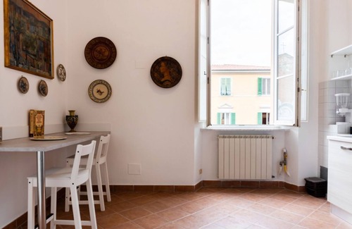 Pisa City Centre Apartment | Comfort Meets Convenience at Borgo Stretto Roomy Apartment