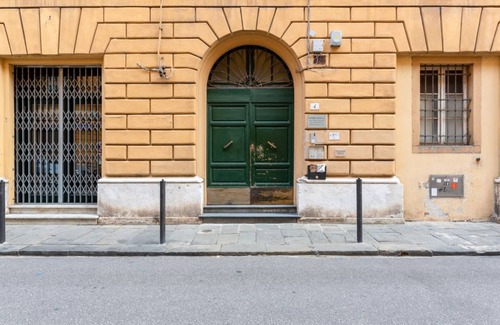 Pisa City Centre Apartment | Comfort Meets Convenience at Borgo Stretto Roomy Apartment
