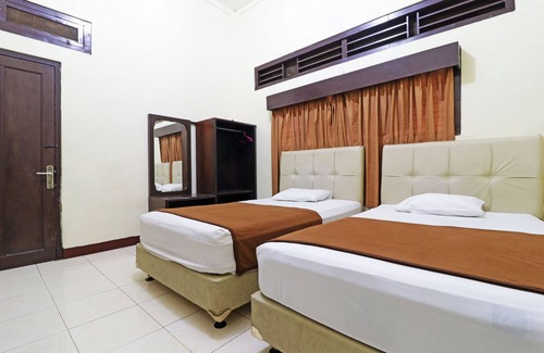Kebon Sirih Hotel | Explore Borneo Hostel - Family-Friendly Budget Retreat