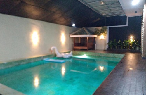 Banyuwangi House | Cozy Borobudur Homestay with Pool and Breakfast Included