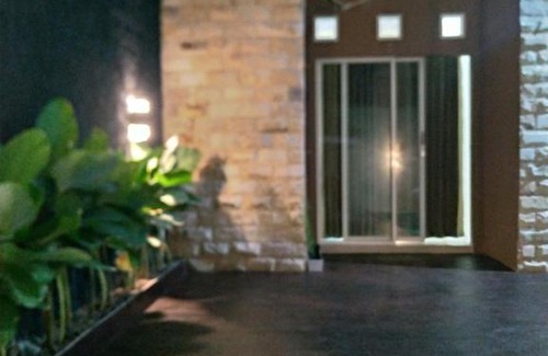 Banyuwangi House | Cozy Borobudur Homestay with Pool and Breakfast Included
