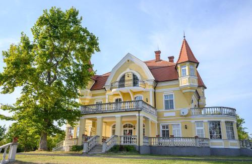 Fonyod Villa | Pet-Friendly Retreat at Boros Kastély Vendégház - 9/10 Rating