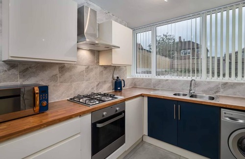 Chapeltown Villa | Elegant 5-Bedroom Retreat in Beautiful Leeds with Spa