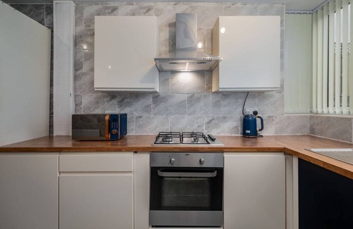 Chapeltown Villa | Elegant 5-Bedroom Retreat in Beautiful Leeds with Spa