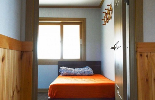 Boryeong House | Eco-Friendly Boryeong Muchangpo Gandri House with Pool