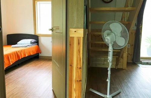 Boryeong House | Eco-Friendly Boryeong Muchangpo Gandri House with Pool