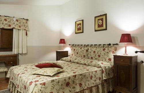 Sant'Andrea del Garigliano Bed & Breakfast | Inviting Bosco D'Olmi Country House with Pool & Ocean Views