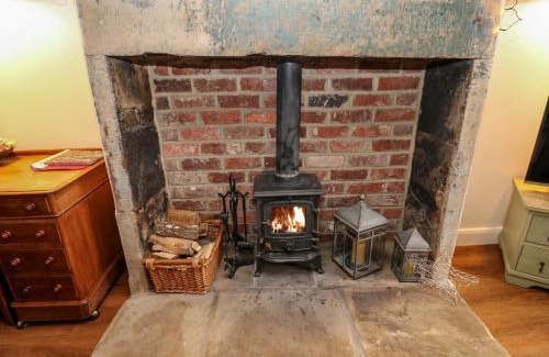 Cartworth House | Charming Boshaw Cottage: 4-Star Stay for Families & Pets