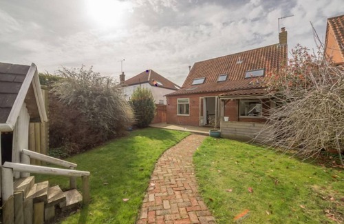 South Creake House | Experience Bosky House: Pet-Friendly with Ocean Views