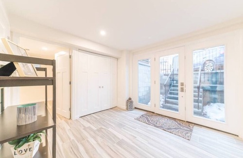 Allston Apartment | Convenient Boston College Room Near Harvard with Spa & Breakfast