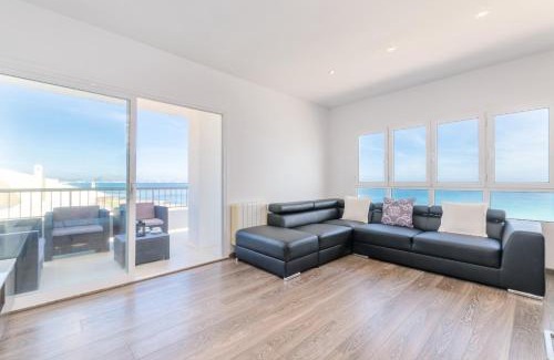 Son Baulo Apartment | Oceanfront Family Retreat in Boston with Scenic Views