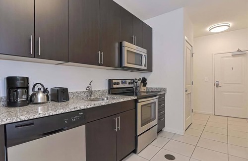 Central-Maverick Square - Paris Street House | Boston Harbor Modern Studio with Full Kitchen & Pet Friendly