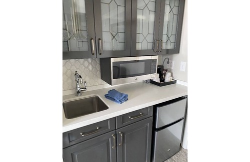 North End Villa | Elegant Deluxe One Bedroom Suite at Custom House, Boston