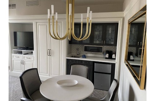 North End Villa | Elegant Deluxe One Bedroom Suite at Custom House, Boston