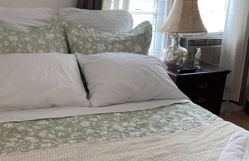 West Roxbury Apartment | BOSTON-PRIVATE SUITE, CLEAN, QUIET, WALK TO TRAIN & BUSES IN BOSTON