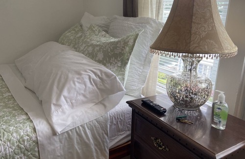 West Roxbury Apartment | BOSTON-PRIVATE SUITE, CLEAN, QUIET, WALK TO TRAIN & BUSES IN BOSTON