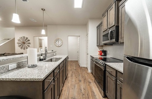 Lubbock House | Modern 3BR Boston Ridge with Kitchen & Breakfast Options