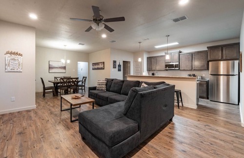 Lubbock House | Modern Boston Ridge B - Family-Friendly Stay with Breakfast