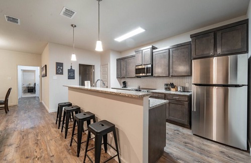 Lubbock House | Modern Boston Ridge B - Family-Friendly Stay with Breakfast