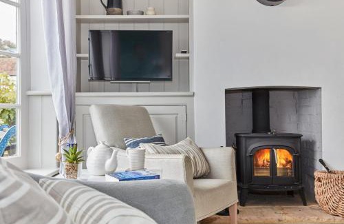 Deal House | Beachside Retreat at Bosun Cottage - 4-Star Family Friendly