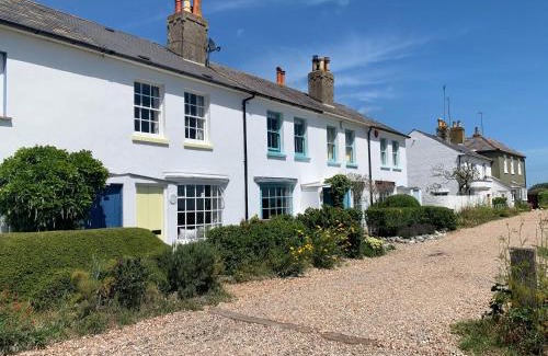 Deal House | Beachside Retreat at Bosun Cottage - 4-Star Family Friendly