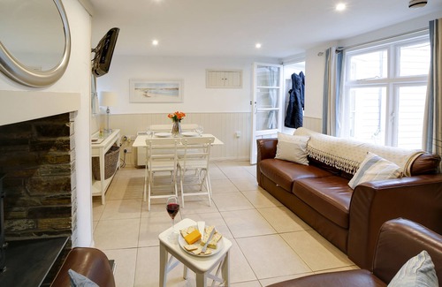 Port Gaverne Apartment | Ideal Holiday Home in Port Isaac - Pet Friendly & Ocean View