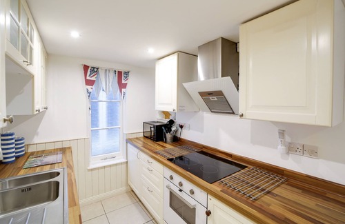 Port Gaverne Apartment | Ideal Holiday Home in Port Isaac - Pet Friendly & Ocean View