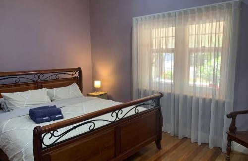 Everard Park House | Cozy Family Bungalow with Unique Garden & 9.5/10 Rating