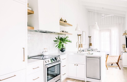 Seven Mile Beach Apartment | Enchanting Botanica: Ocean Views & Poolside Relaxation