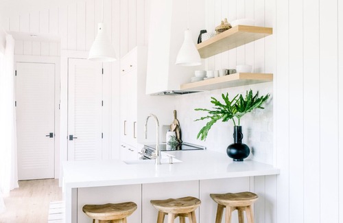 Seven Mile Beach Apartment | Enchanting Botanica: Ocean Views & Poolside Relaxation